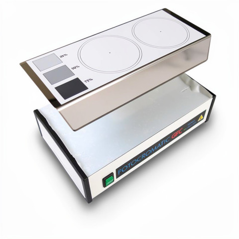 Appareil pour tester les verres photochromiques  